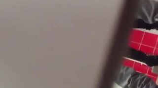 Prise dans les toilettes publiques