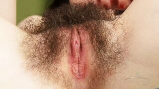 Hairy Pussy Annabelle Lee rubs her pussy to make herself cum and orgasm all over the bed, then spreads her pussy open