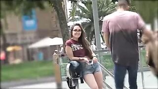 Pickup expert proves how easy it is for him to bang any girl