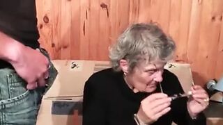 Grand mere fistee et sodomisee par un petit jeune