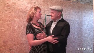 Mature francaise se fait demonter le cul en gangbang