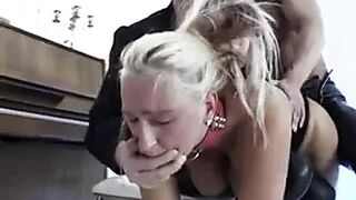 Blonde Milf mit riesigen Titten hat einen geilen Dreier