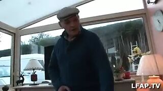 Mature se fait prendre par un jeune et un vieux