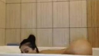 Gata Se Masturba Na Banheira