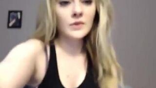 Sexy girl rubs and fingers pussy on cam