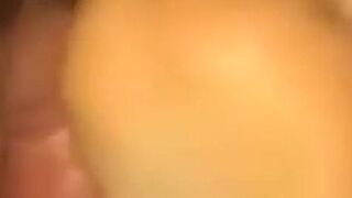 il se branle sur les pieds de sa copine