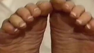 blond show her sole