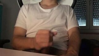 CHICO ADOLESCENTE SE CORRE ENCIMA DE SU CAMISETA