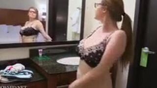 chica probando bra