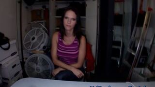 Amateur whore sucks rod