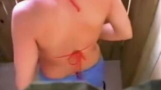 Daring voyeur peeps on her undressing
