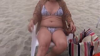 Seeing big cocks on the beach, I can't resist and I masturbate. I need to fuck.