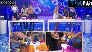 Claudia Ciardone Bikini Scene in Como Anillo Al Dedo