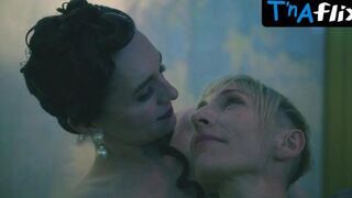 Mickey Sumner Lesbian Scene in Snowpiercer