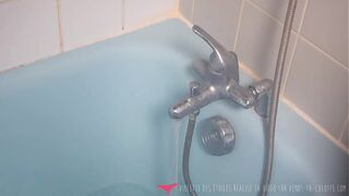 Sexy amateur French girl in the bath masturbating