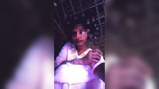 Desi mallu aunty pink frock me chuchi masala rahi hai